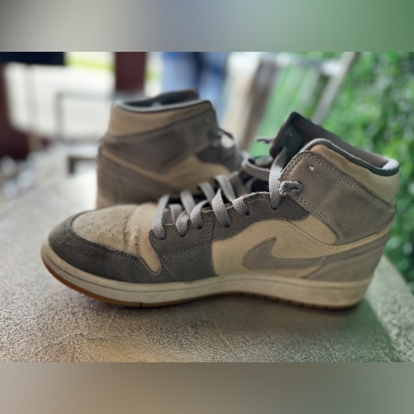 AIR JORDAN 1 MID SE COCONUT MILK GUM MENS BASKETBALL SHOES - Picture 9 of 9